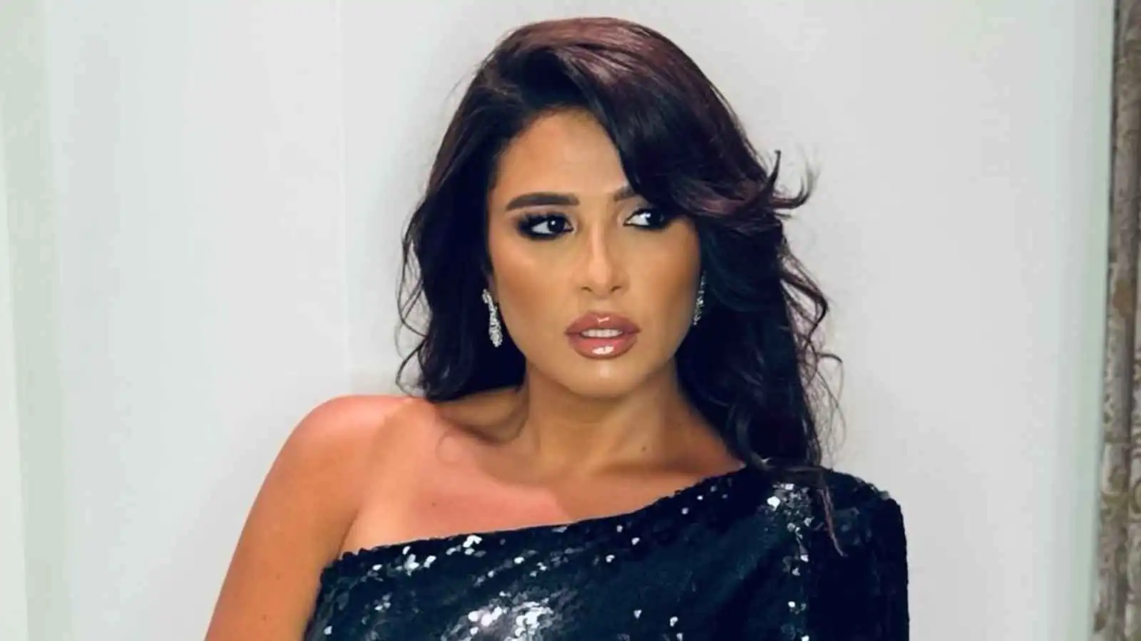 ياسمين عبد العزيز وأحمد سعد يشوقان الجمهور لعمل جديد (فيديو)