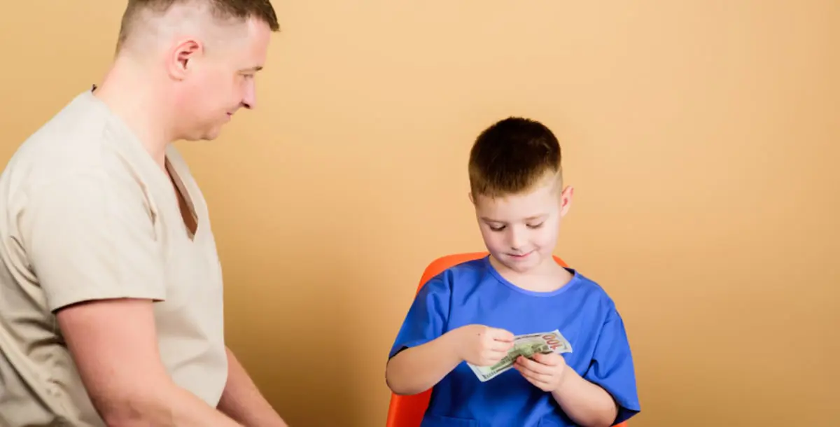هل رشوتك لطفلك بالمال لإبعاده عن هاتفه الذكي أمر طبيعي؟