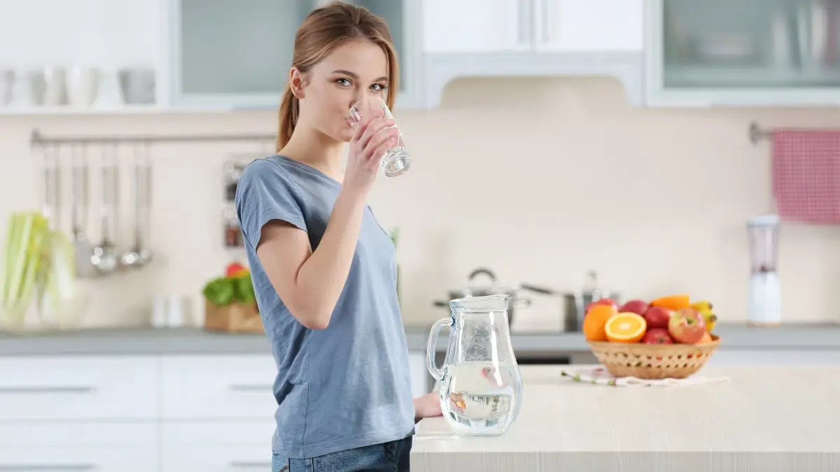 هل شرب الكثير من الماء يرطب بشرتك فعلا؟