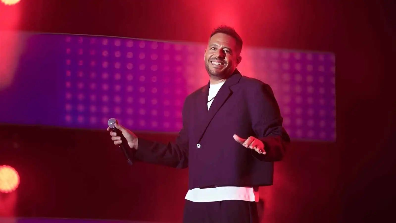 محمد حماقي يحضر 7 أغنيات جديدة بعد "سمعوني"