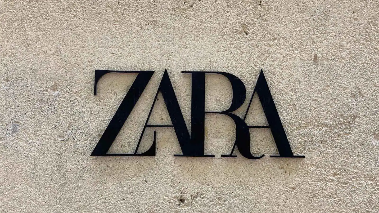 هيئة بريطانية تُجبر ZARA على حذف صورتين لعارضتين  لهذا السبب
