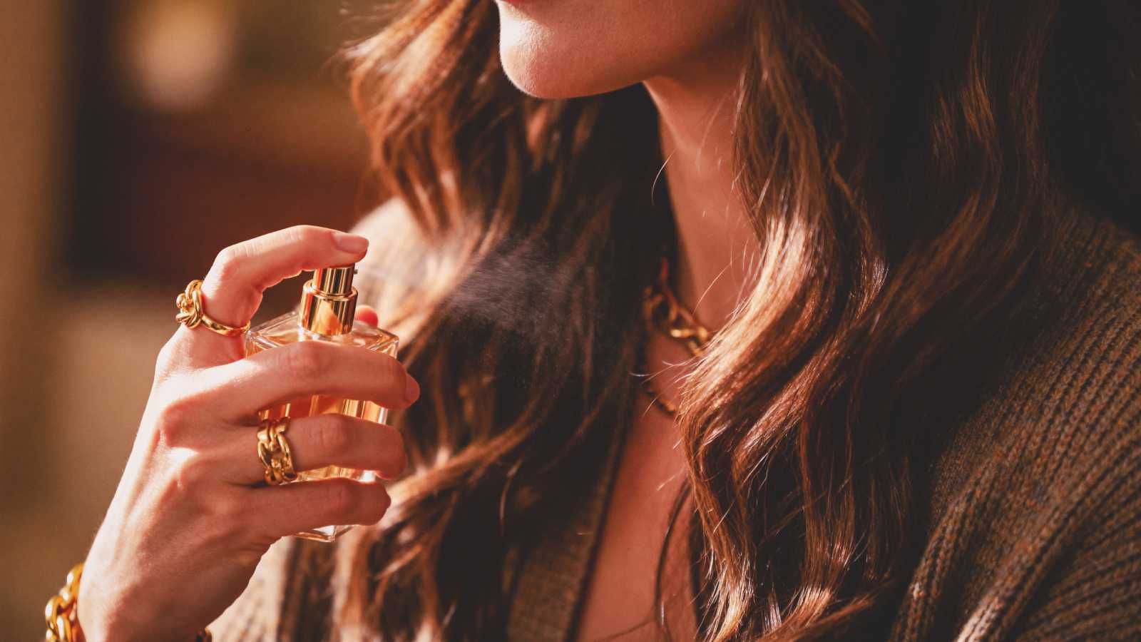 كيف تستخدمين العطر بشكل صحيح؟ تجنبي هذه الأخطاء الشائعة 