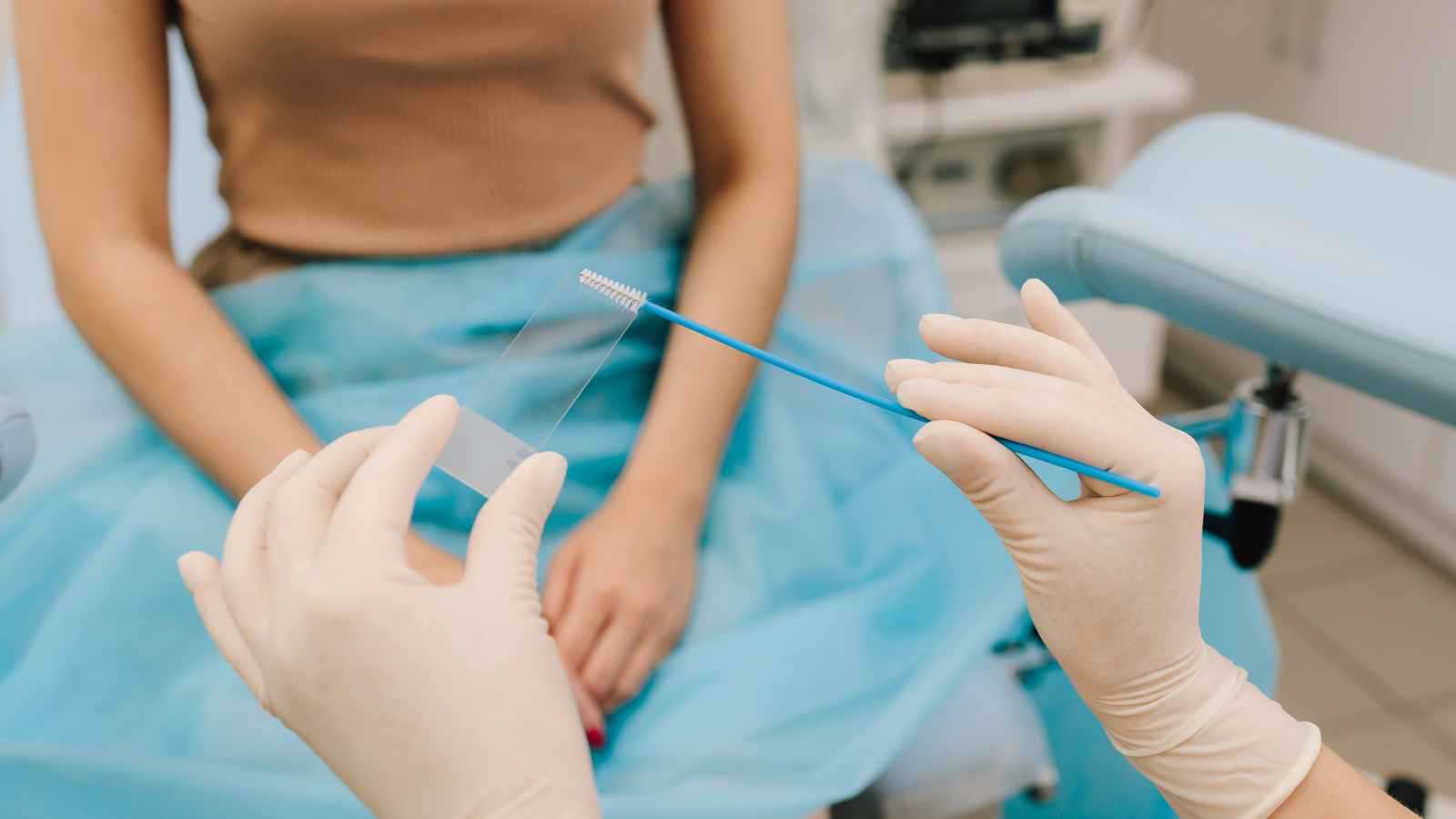 فحص مسحة عنق الرحم.. دليل شامل لكل ما تحتاجين معرفته 