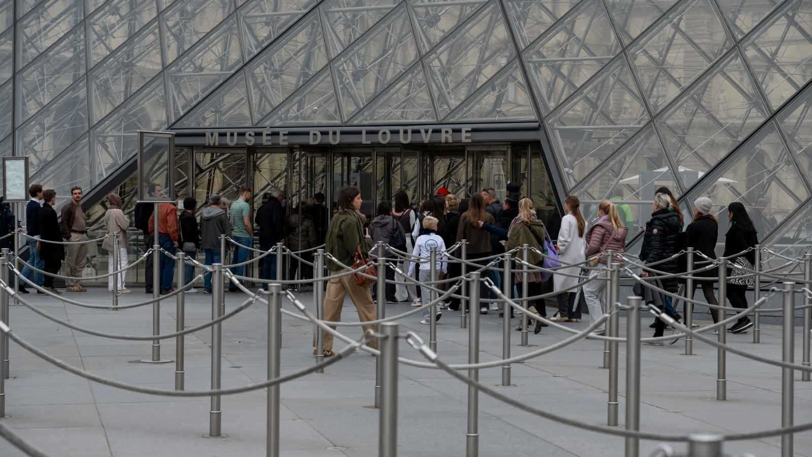 ما قصة المراهق الذي خطف الأنظار في سرقة اللوفر؟