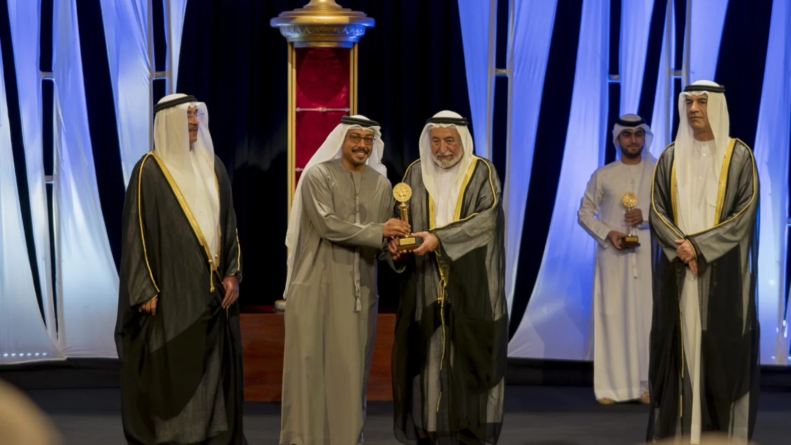 الشيخ سلطان القاسمي يكرم الفائزين في أيام الشارقة المسرحية