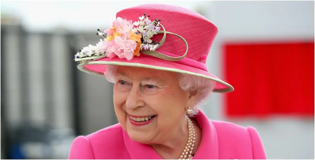 كم بلغت قيمة البروش الذي ارتدته الملكة إليزابيث في عيد زواجها؟