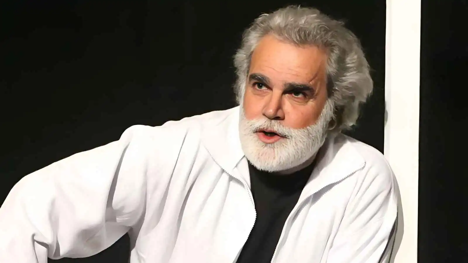 "على خشبة الحياة" كتاب يوثق رحلة رفيق علي أحمد