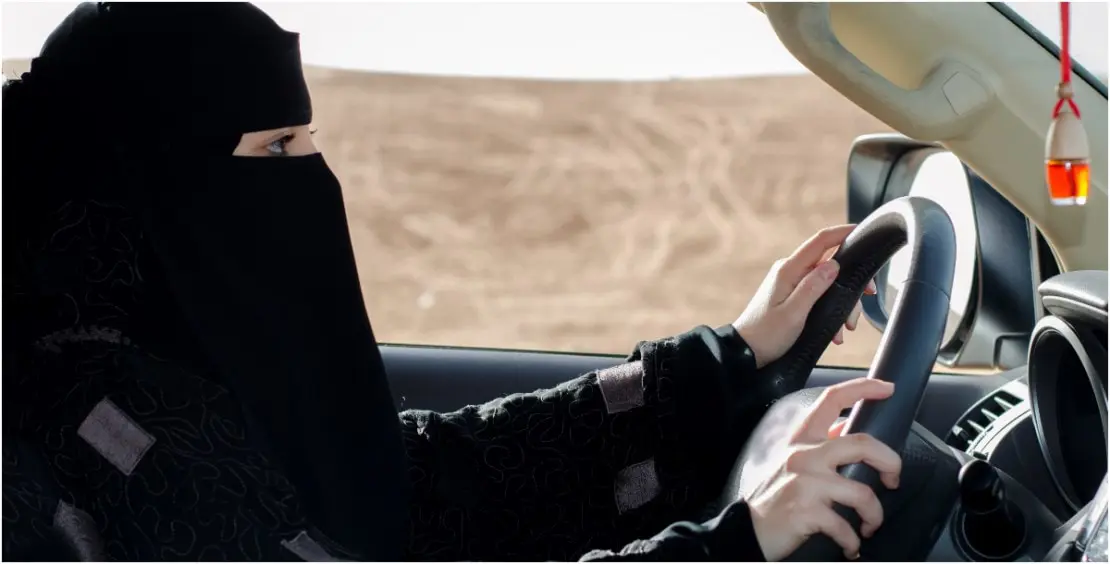 سعودية توثق حوارا مع شقيقها يرفض قيادتها السيارة 