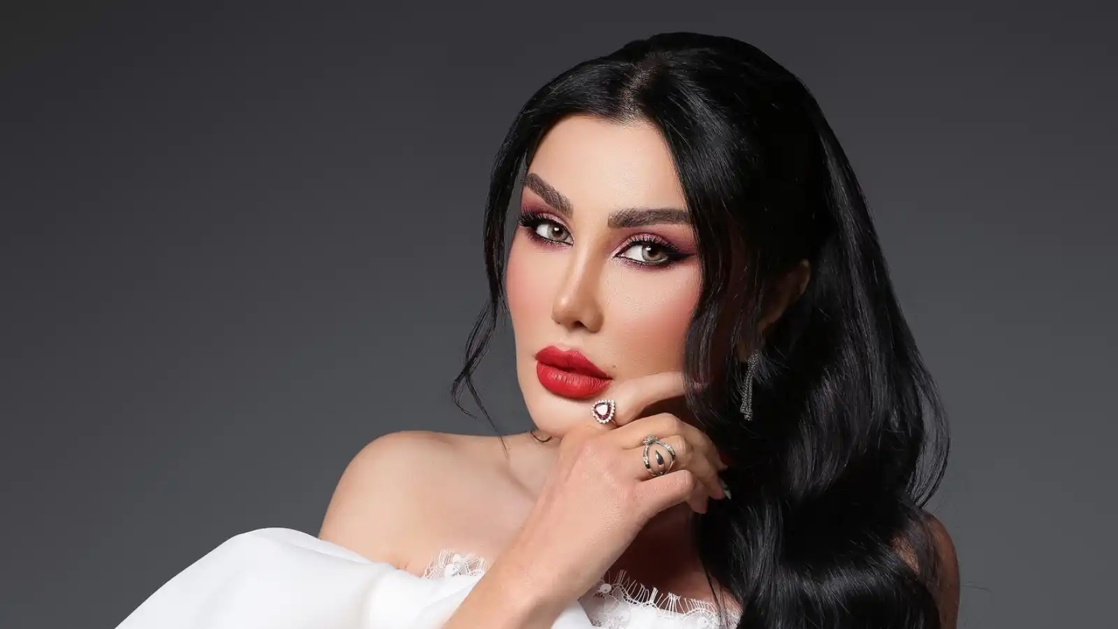 جيني إسبر تكشف ملامح شخصيتها في "خارج التغطية"
