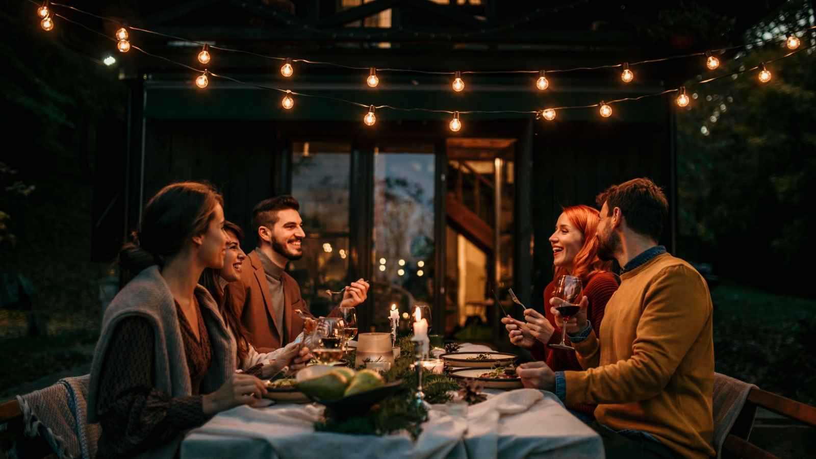 الحلم بحضور مأدبة عشاء.. فرص أم عزلة؟