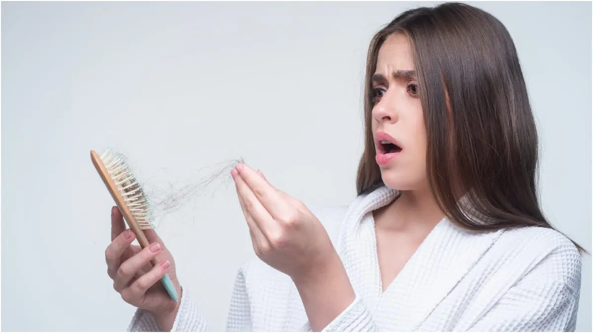ما سبب تساقط الشعر لدى النساء بعد العمليات الجراحية؟