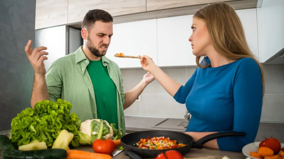 ماذا تفعلين عندما لا يشاركك زوجك ذوقك في الطعام؟