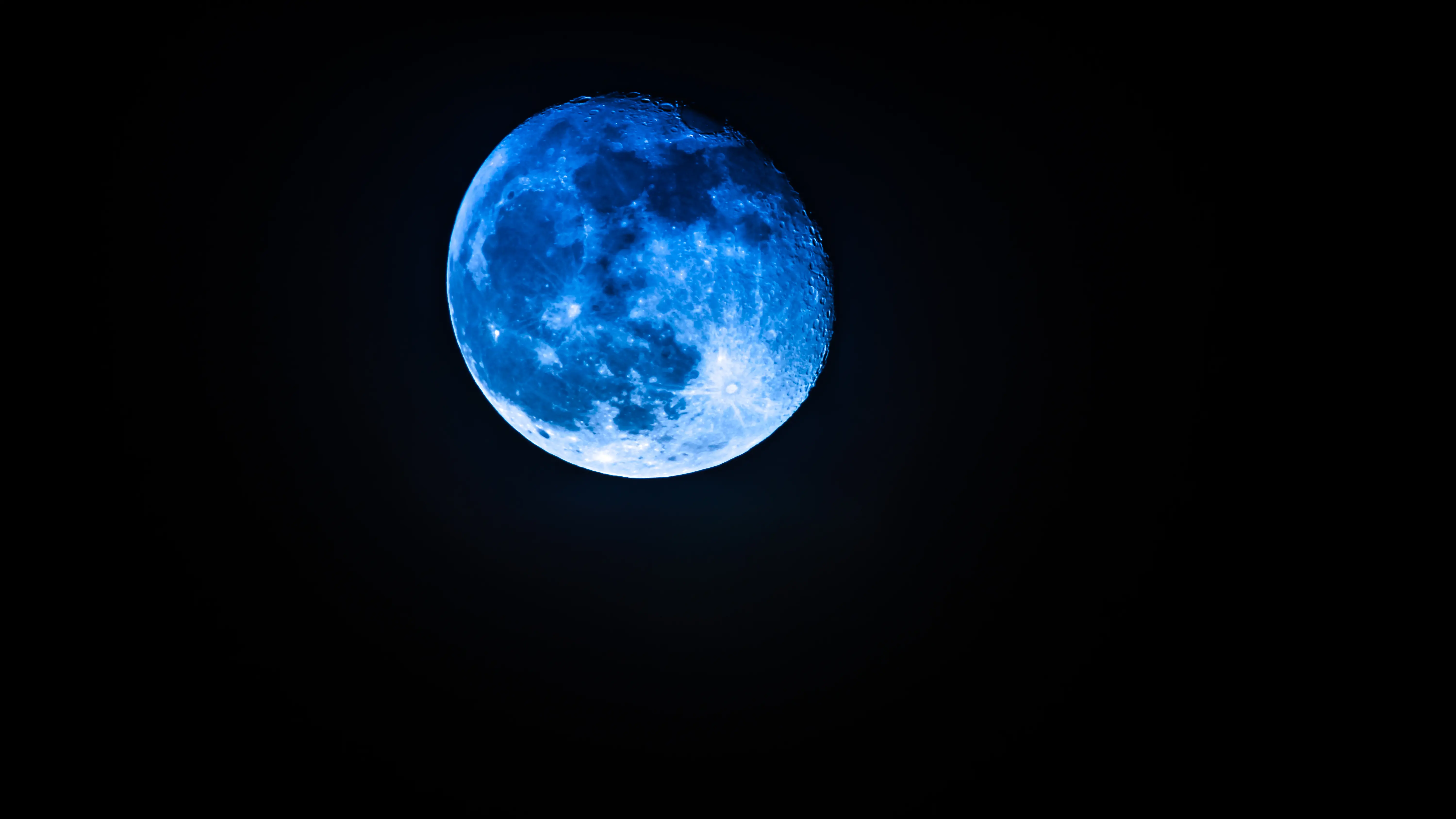 موعد ظهور القمر الأزرق العملاق