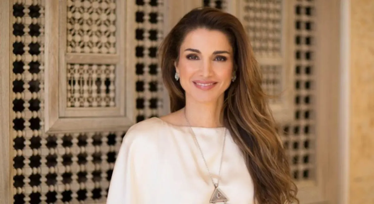 بابتسامة تزيّن وجهها.. الملكة رانيا في مهمة إنسانية جديدة!