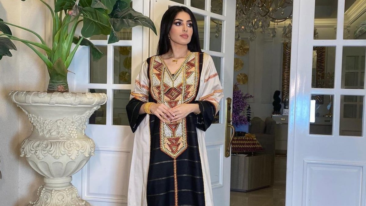 المهرة البحرينية تستقبل السعوديين برقصة العرضة 