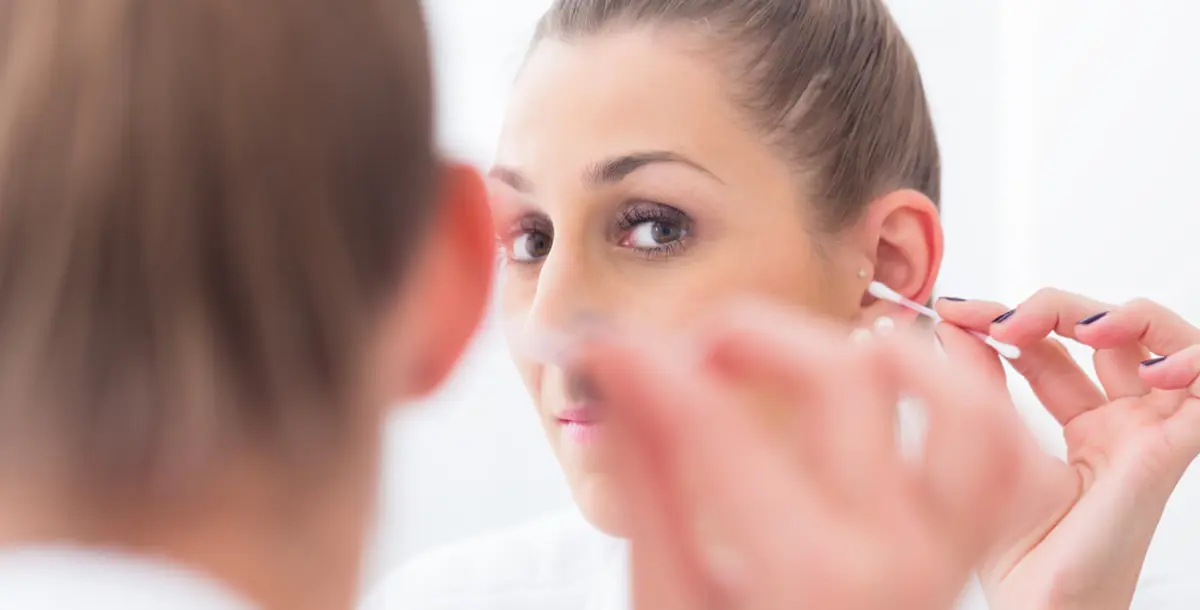 لهذه الأسباب يحذر الخبراء من استخدام أعواد القطن لتنظيف أذنيك