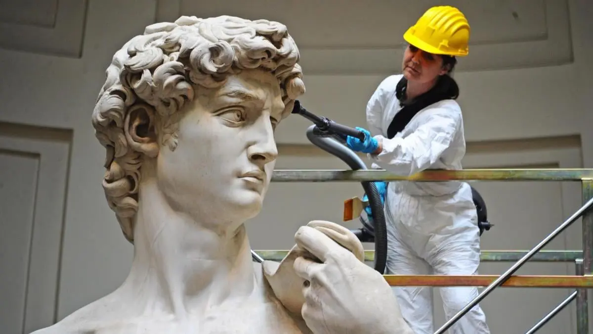  تنظيف تمثال "ديفيد" الشهير لمايكل أنجلو  