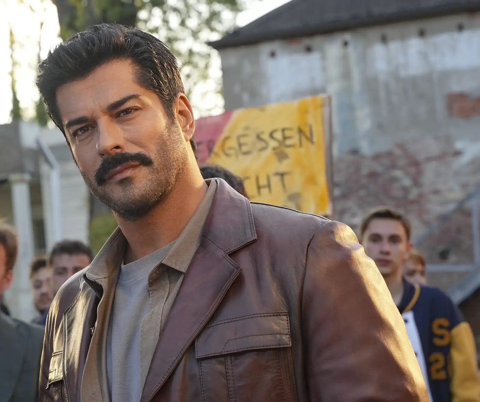 بوراك أوزجيفيت يتصدر فريق عمل مسلسل "حيث تشرق الشمس"