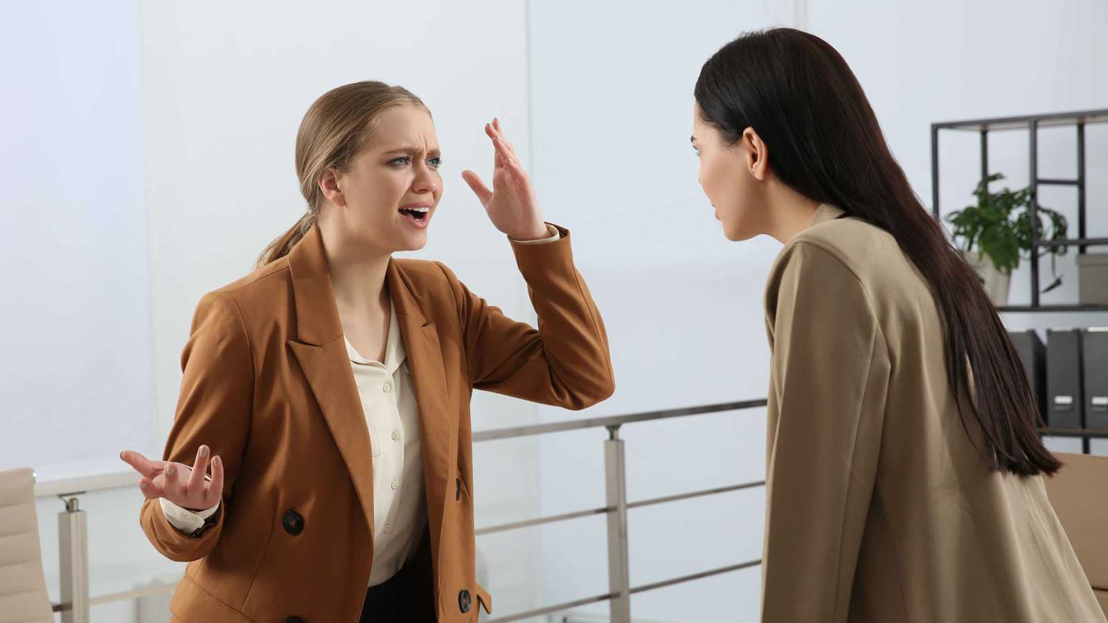 كيف تتعاملين مع الزميل السلبي في العمل من دون أن تتأثري به؟