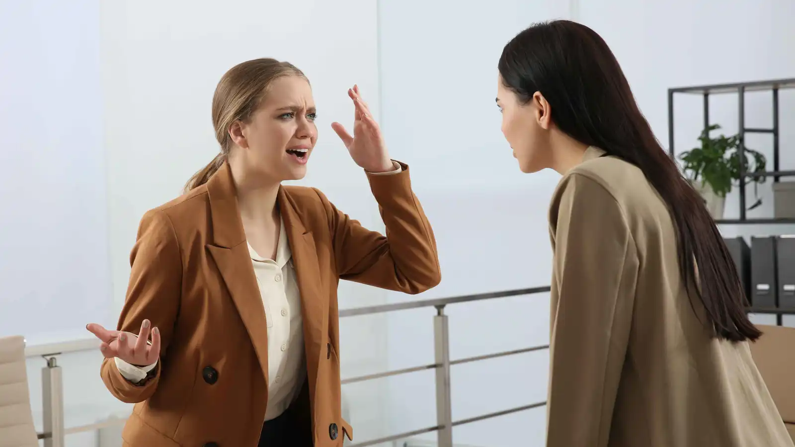 كيف تتعاملين مع الزميل السلبي في العمل من دون أن تتأثري به؟