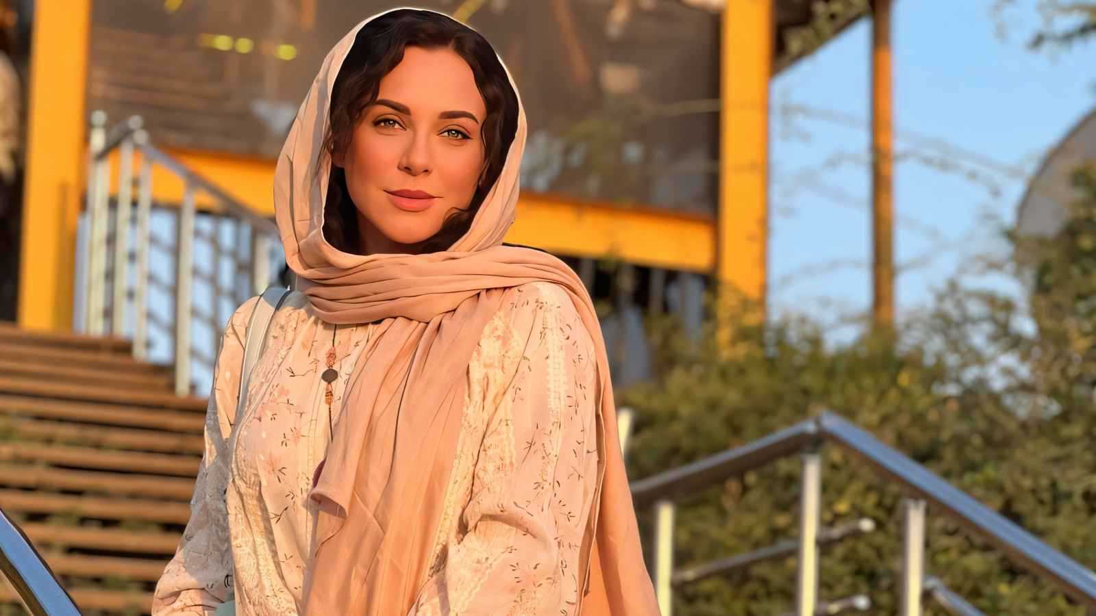 سلاف فواخرجي ترد على جدل ظهورها بالحجاب