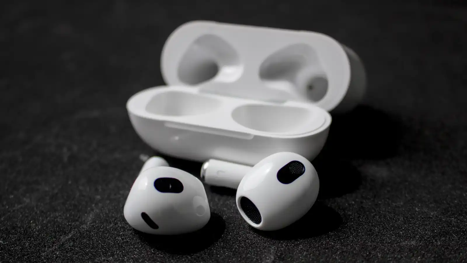سماعات "AirPods Pro 3" الجديدة.. المزايا والمواصفات والسعر