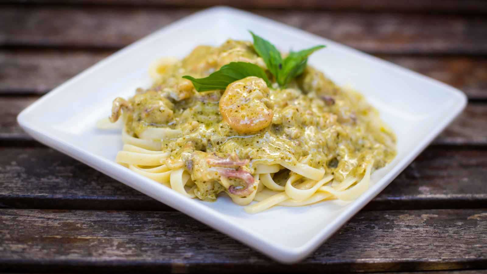 باستا لينغويني بالروبيان وصفة إيطالية سهلة ولذيذة 