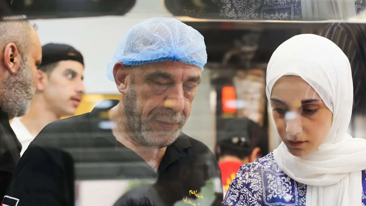 فتاة فزعت لوالدها فلبَّى الأردنيون النداء.. ما قصة مطعم سهول السحاب؟