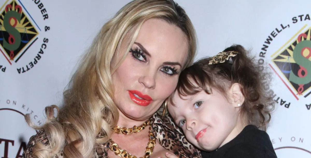 كوكو أوستين تتعرض للانتقاد بسبب إرضاع طفلتها ذات الـ4 أعوام!