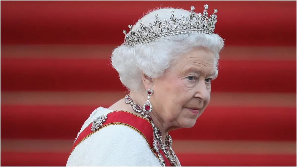 الملكة إليزابيث تعتذر لمسؤول أجنبي بعدما أطلق حصان ريحا خلال جولتهما