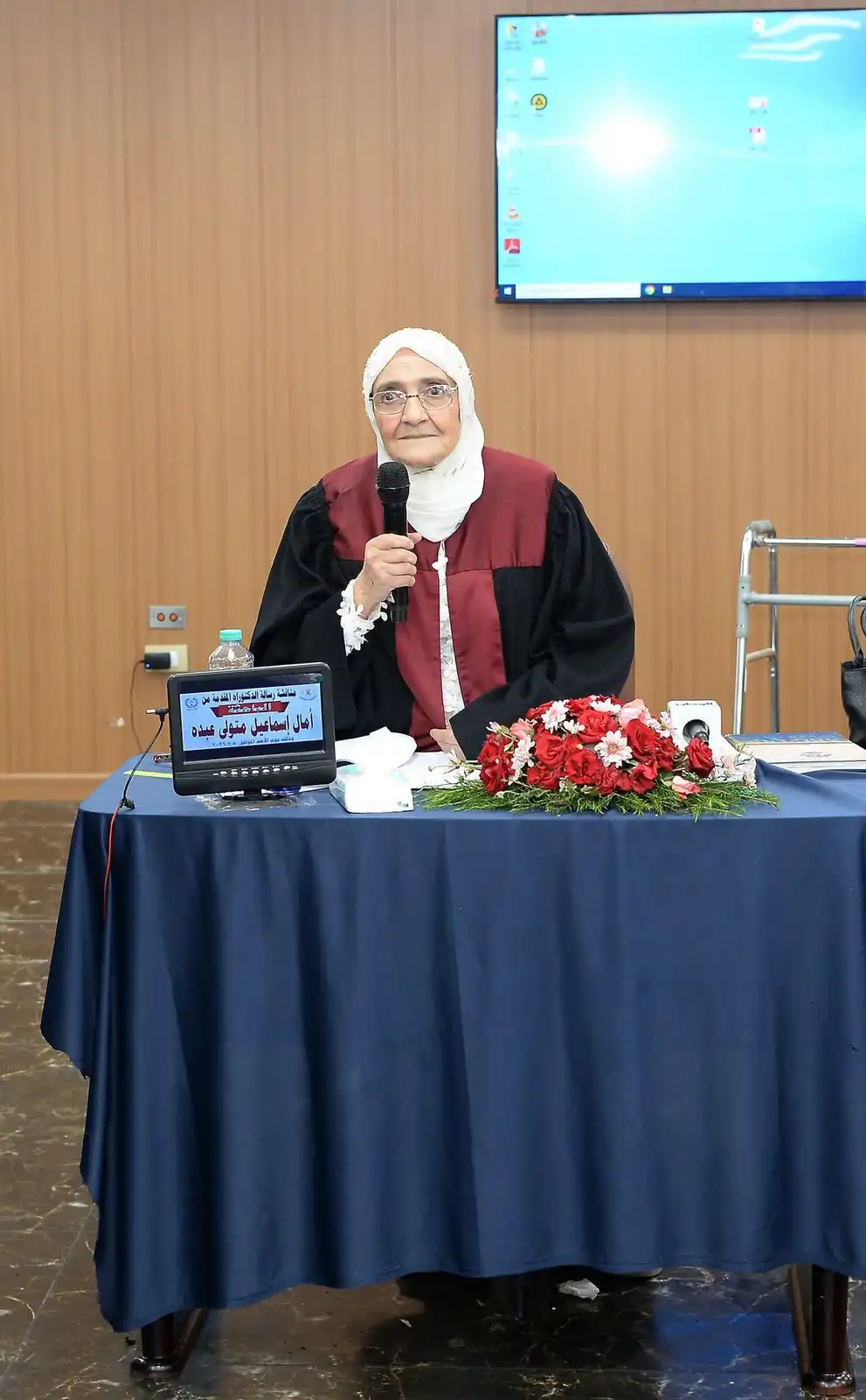 آمال إسماعيل خلال مناقشتها رسالة الدكتوراة