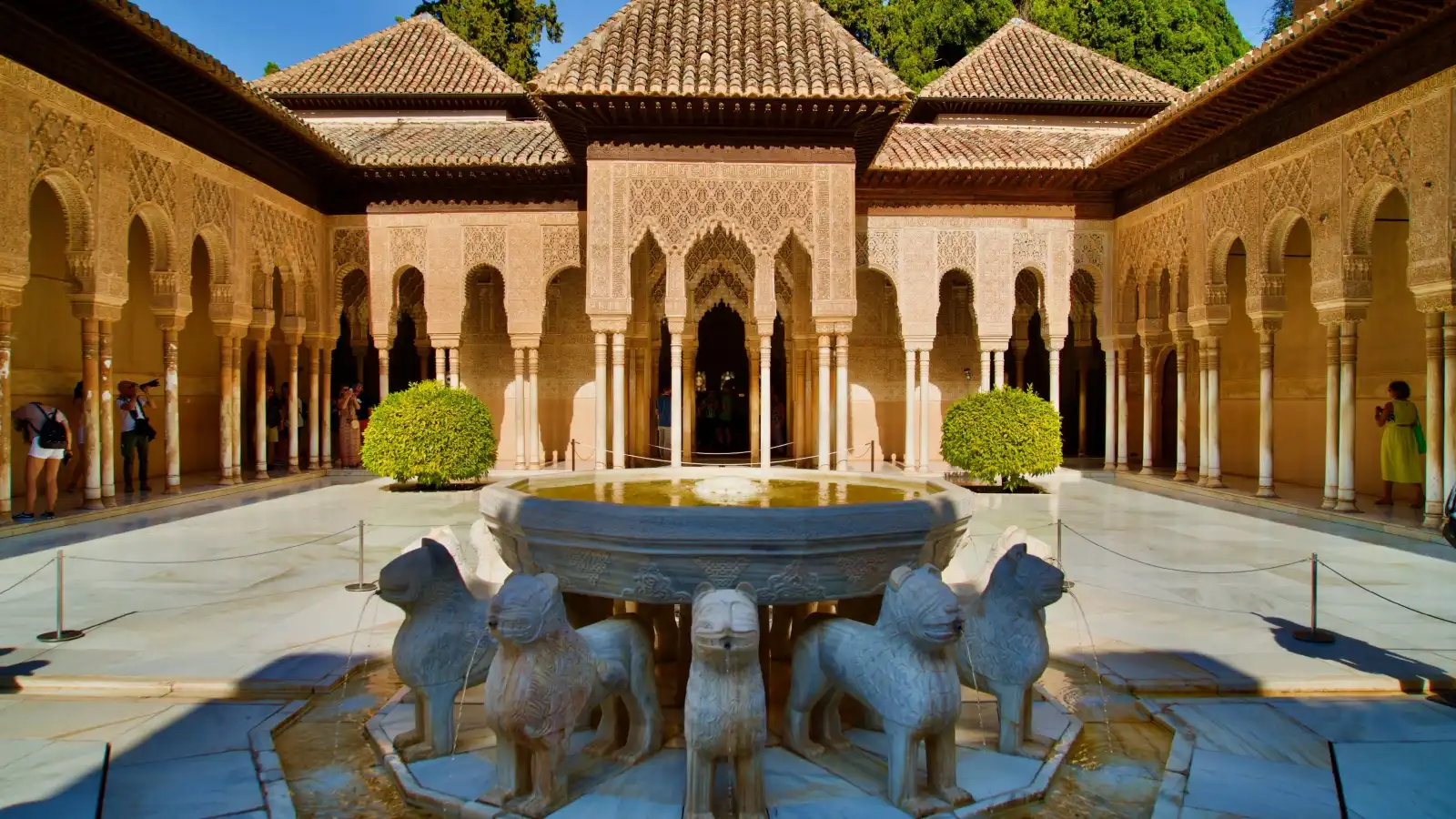 تاريخ قصر الحمراء في إسبانيا وتحفة العمارة الإسلامية