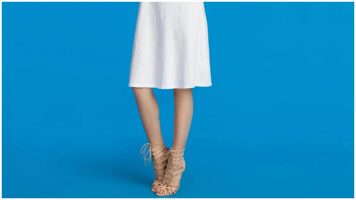 ألوان أحذية رائجة في 2022 تتماشى مع الفساتين البيضاء