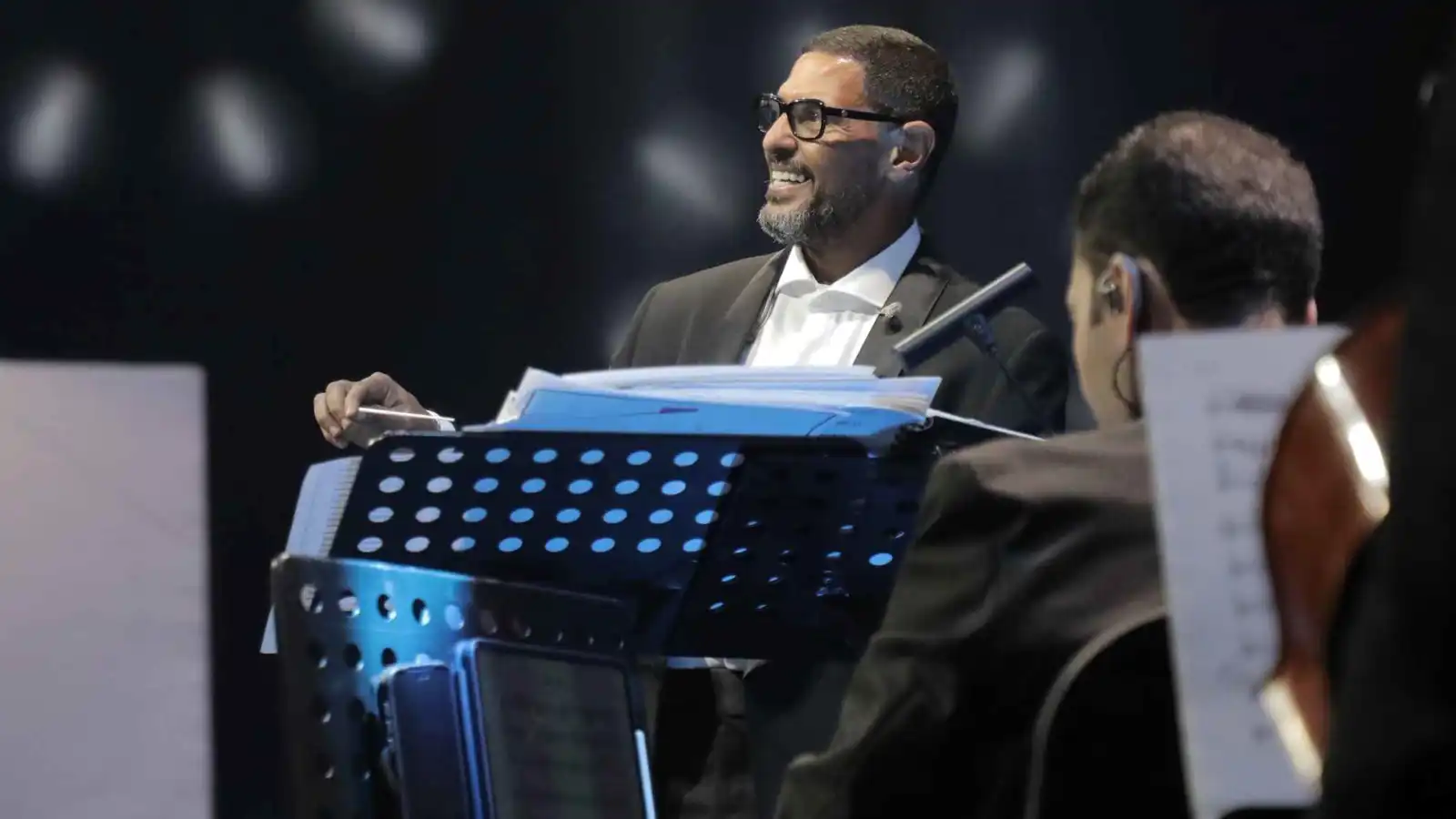 هاني فرحات يرد على انتقادات تقبيله يد محمد عبده