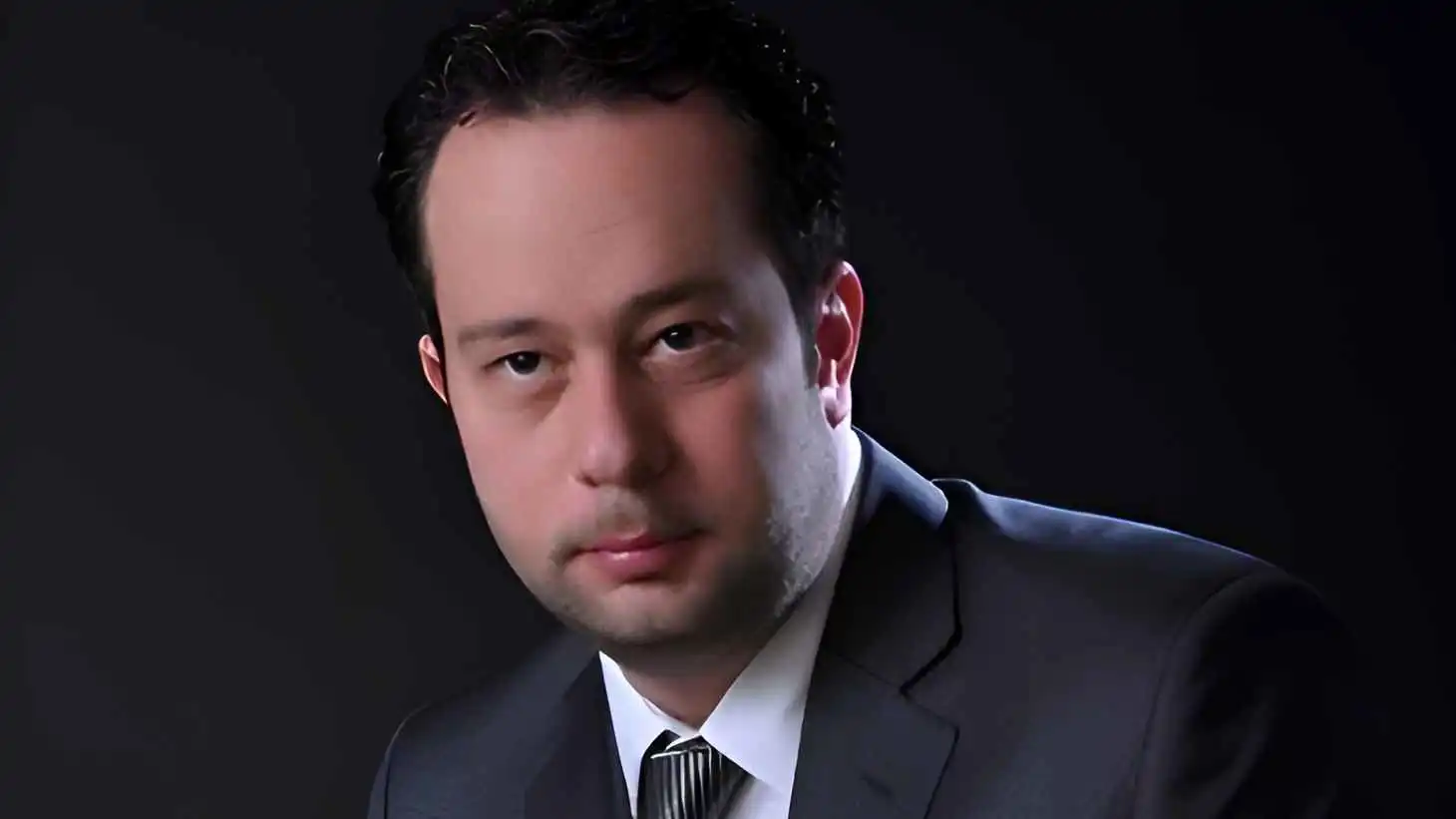 إياس أبو غزالة يكشف تفاصيل عرض "عودوا إلى كتبكم" المسرحي