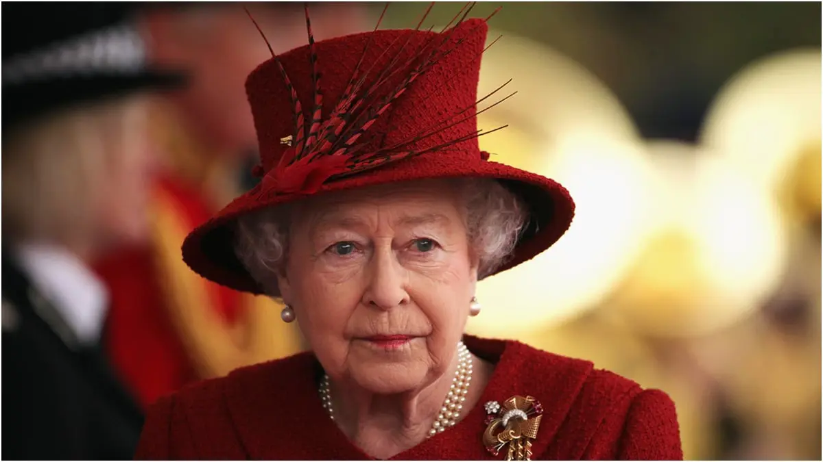 الملكة إليزابيث تثير التكهنات بعد ظهورها بالعكاز