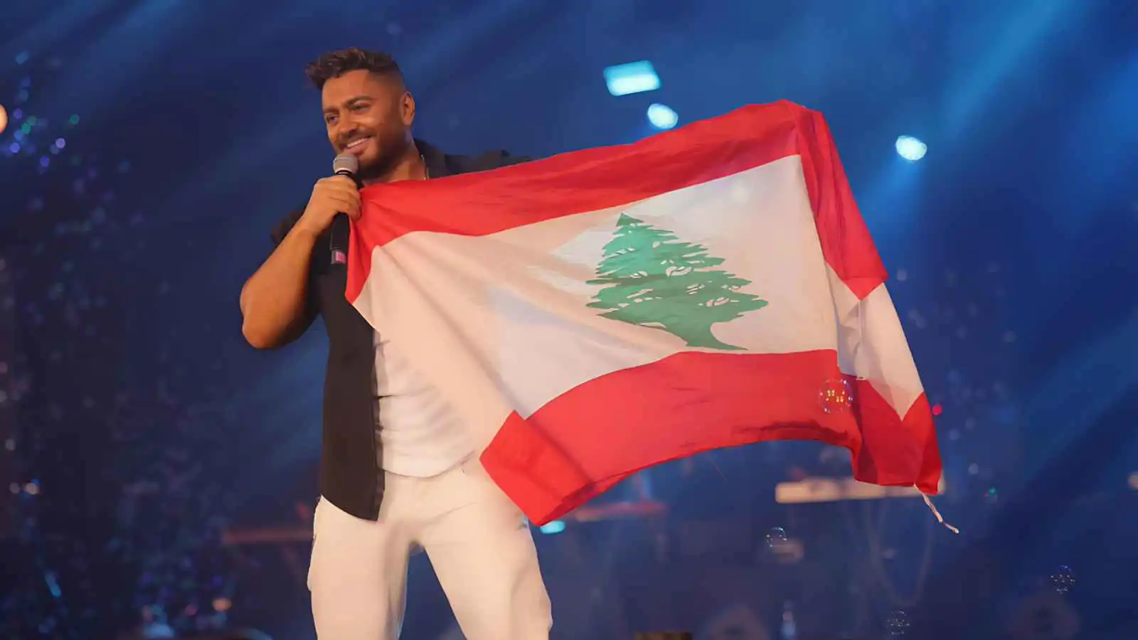 تامر حسني رافعا العلم اللبناني: من أروع حفلات حياتي