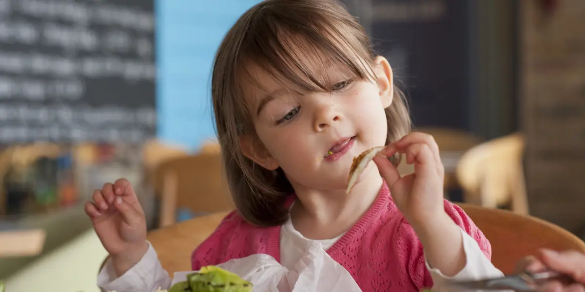طفلك يقلّد عاداتك في الأكل