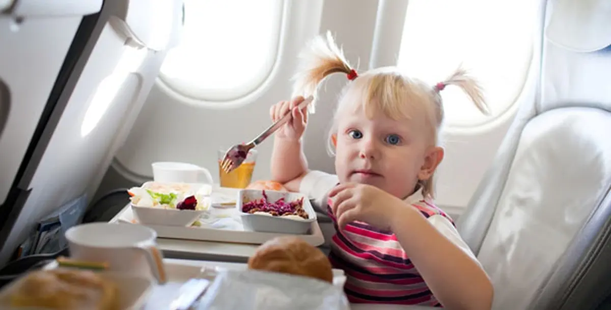 كيف تجنبين طفلك مشاكل تغير ضغط الهواء في الطائرة؟