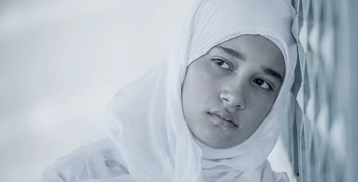 فتاة سويدية مسلمة تضطر للاختباء خوفاً من قتلها في السويد..!