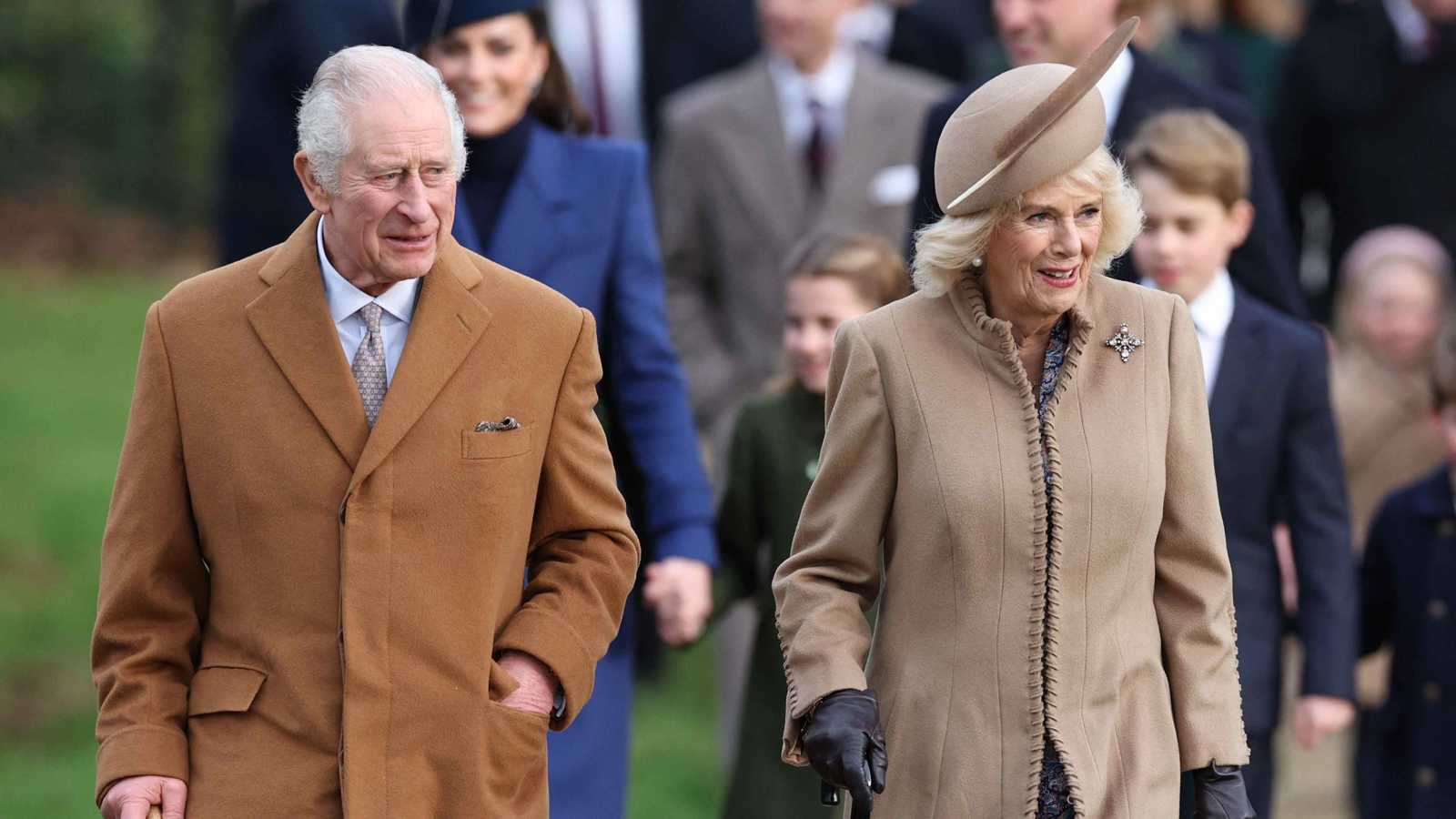 صورة جماعية للعائلة الملكية البريطانية.. من غاب عنها؟ 