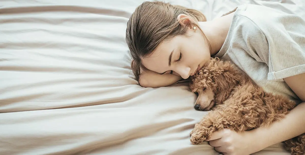 احذري النوم بجوار كلبك إذا كنت مصابة بهذا المرض!