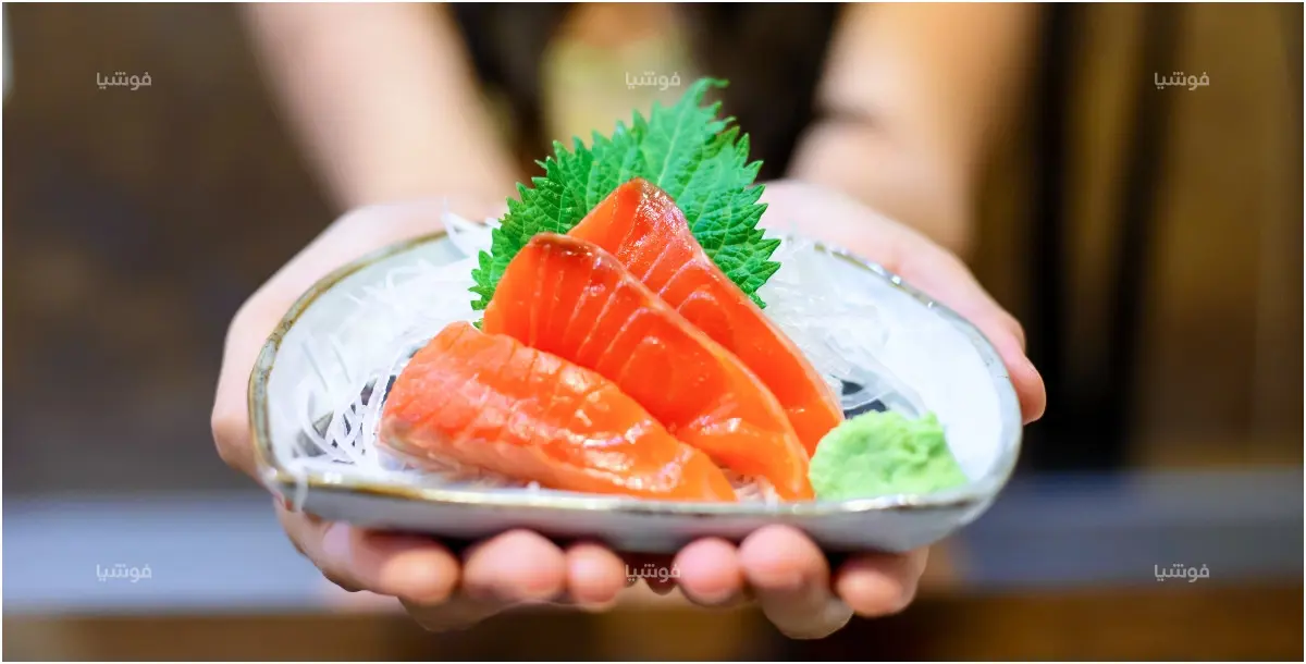 هل تناول سمك السالمون النيئ آمن صحيا؟