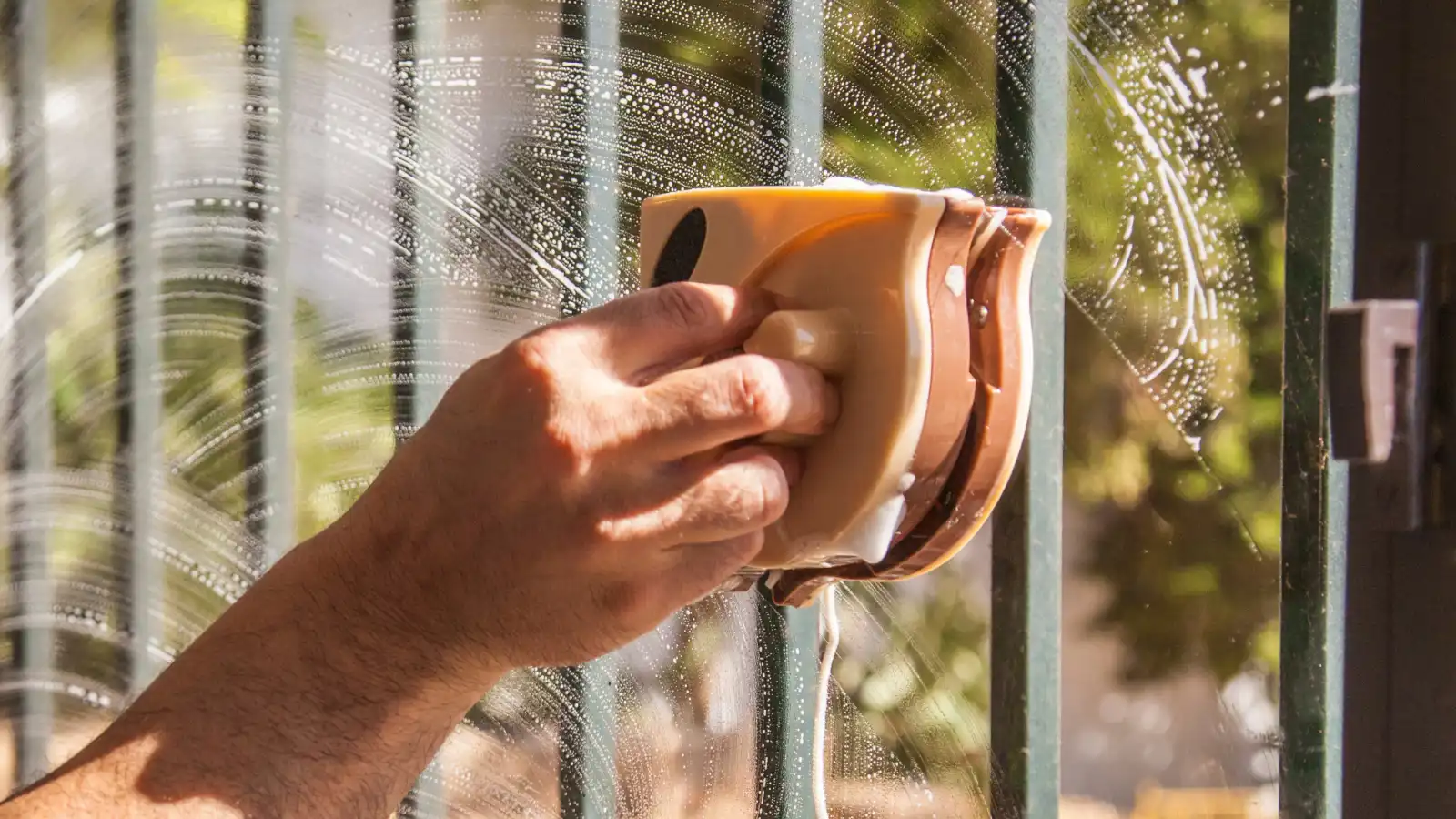 كيفية تنظيف النوافذ الخارجية التي لا يمكنك الوصول إليها