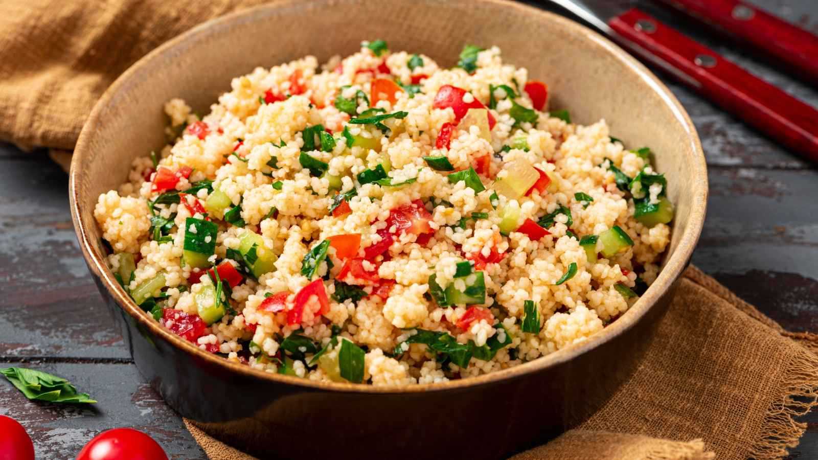 وصفة سلطة الكسكس المنعشة بالخضار والليمون 