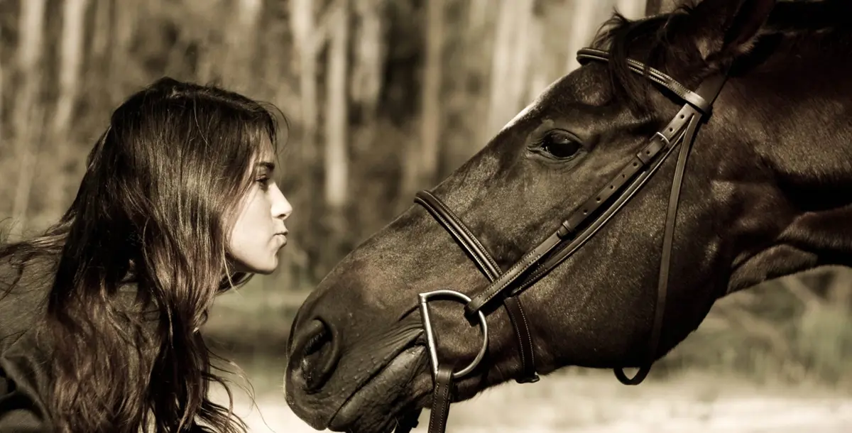 فتاة تمضي أكثر أوقاتها مع الخيول تصبح أصغر مليارديرة في العالم