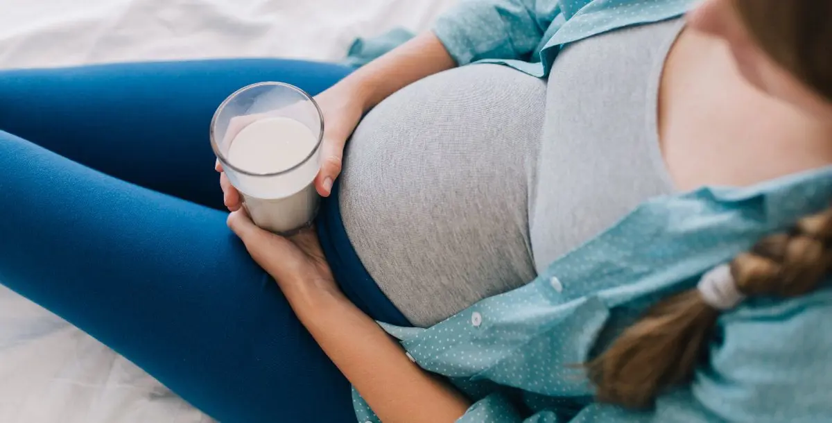 هل شُرب الحليب أثناء الحمل آمنٌ على صحتكِ؟.. وما النوع المناسب؟