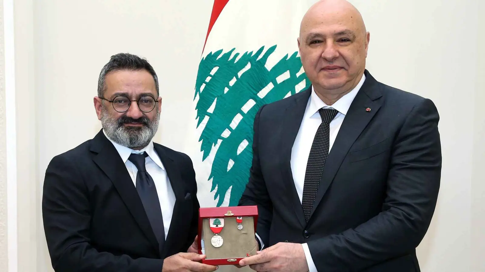 الرئيس اللبناني يكرم جورج خباز