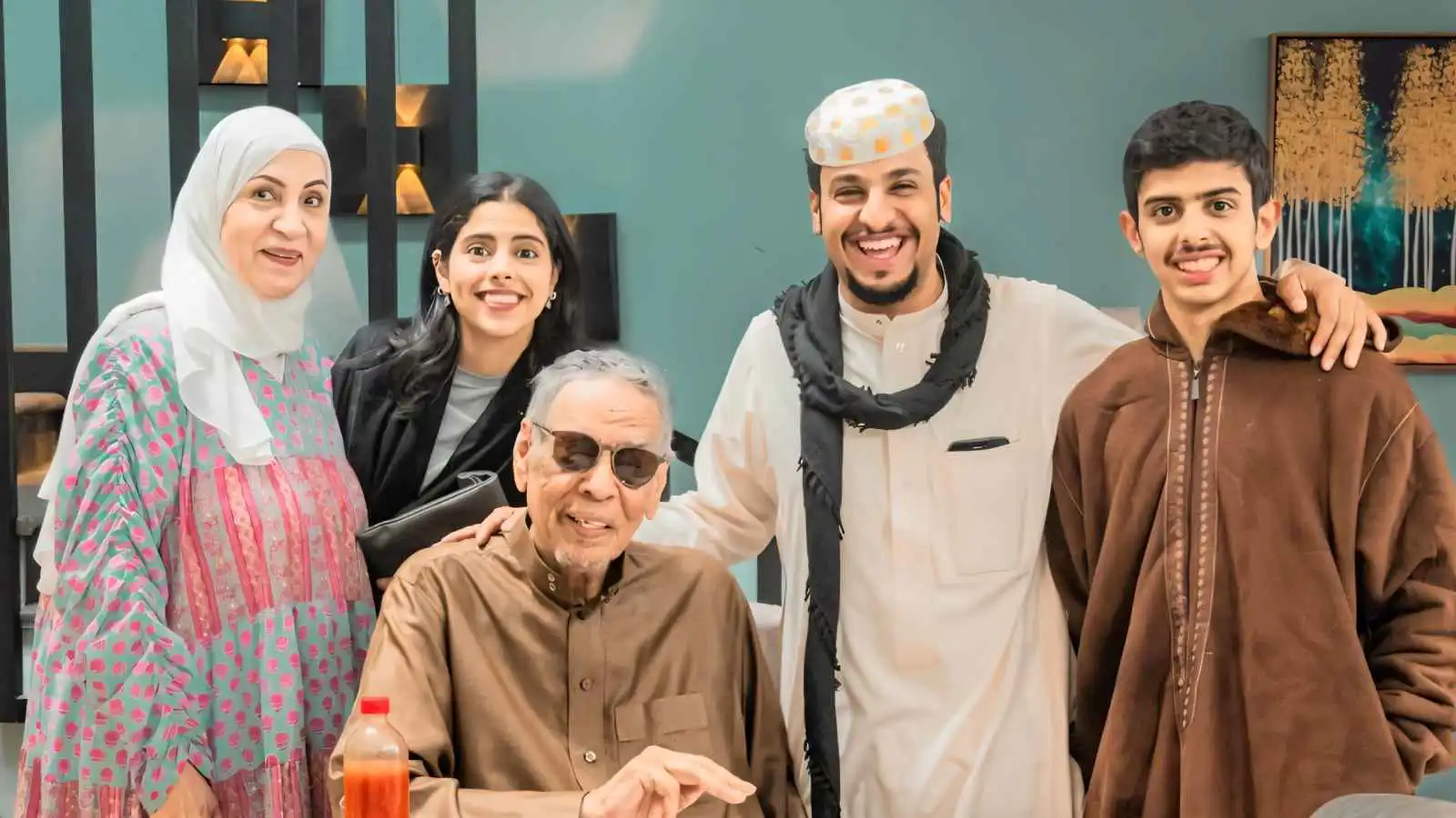 "شباب البومب" يحتفل باليوم الوطني البحريني داخل الكواليس