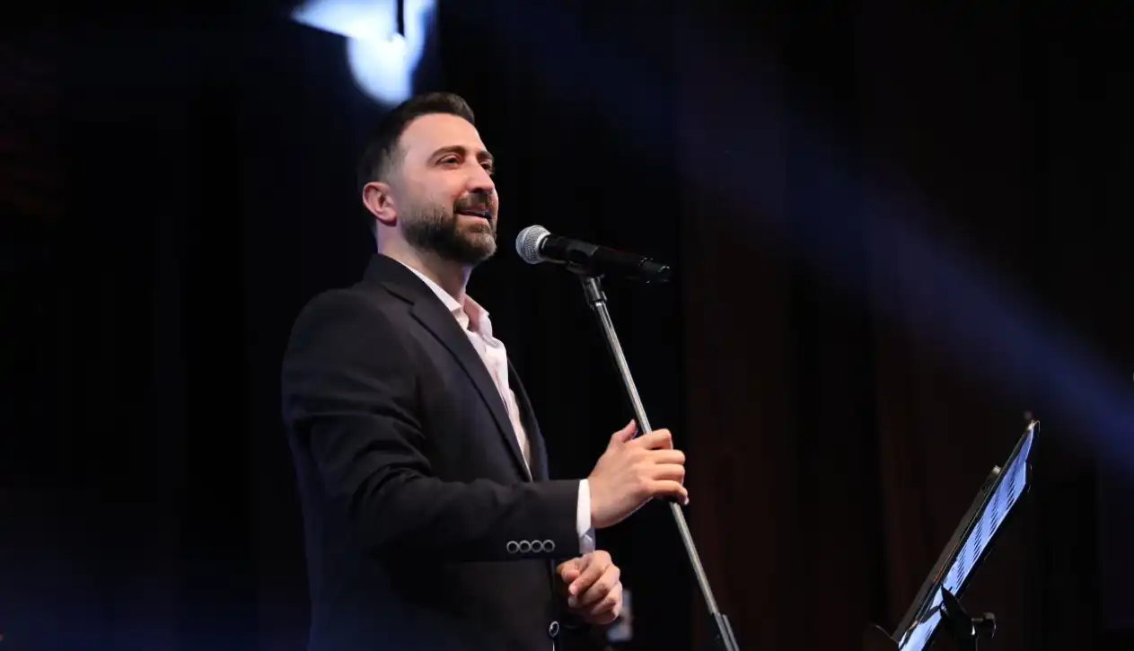 عبد الكريم حمدان يفتتح بصوته "مهرجان سوريا المسرحي" في حلب